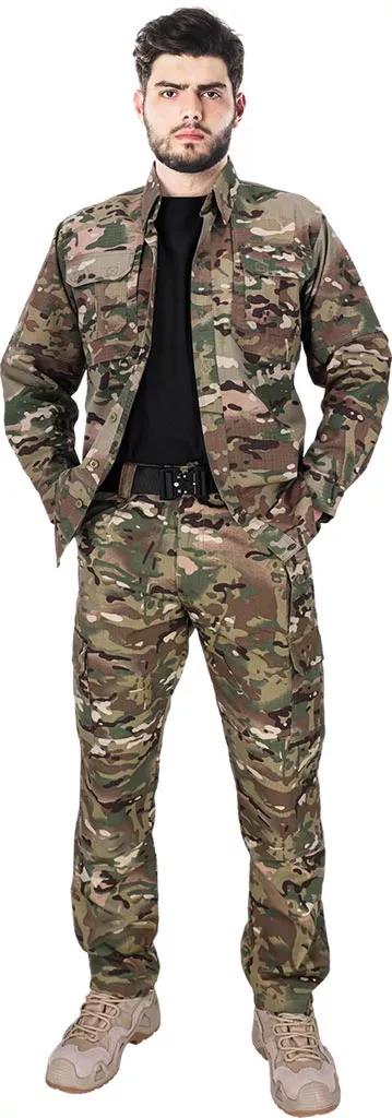 Komplet taktyczny moro woodland Tactical Guard DERR, składający się z bluzy zapinanej na guziki i spodni rip stop do pasa, zapewniający ochronę i komfort podczas działań outdoorowych.
