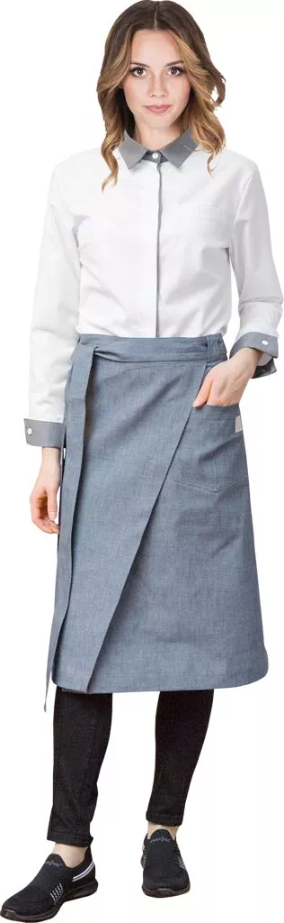 Szara zapaska kelnerska ochronna, wykonana z jeansu, wiązana w pasie, sięga do kolan. Model nosi ją na białej koszuli i czarnych spodniach.