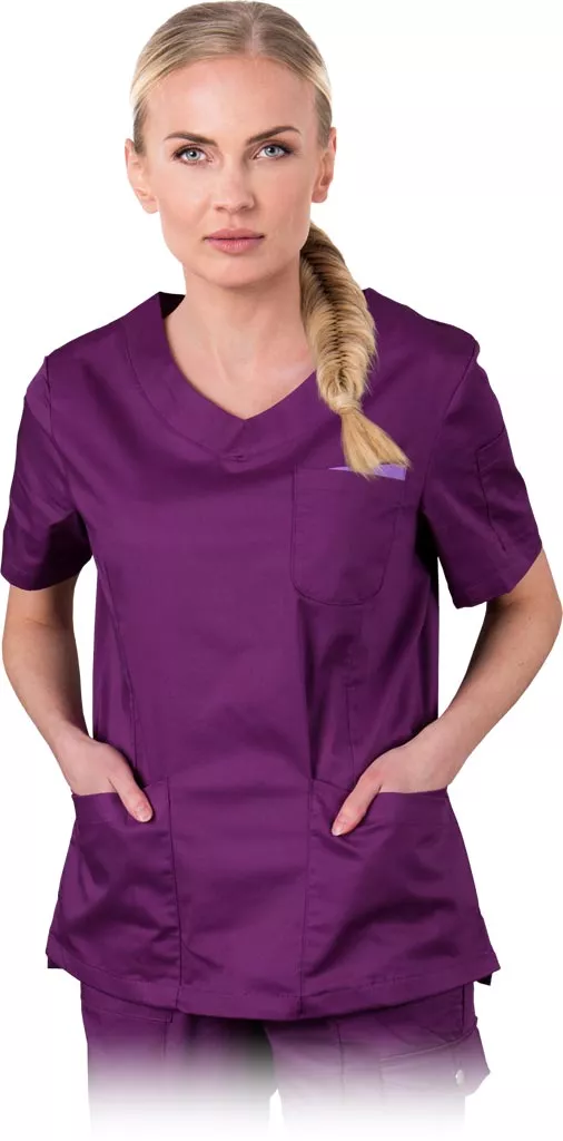 Damska bluza medyczna OSSIA w kolorze fioletowym, z krótkim rękawem, dekoltem w serek i dwoma przednimi kieszeniami. Model dopasowany, klasyczny design.