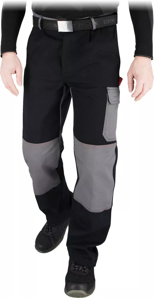 Czarne spodnie robocze BOMULL z 100% bawełny, ochrona do pasa, wzmocnienia na kolanach w kolorze szarym, zapinane na guziki. Model wyposażony w kieszenie i szlufki na pasek.