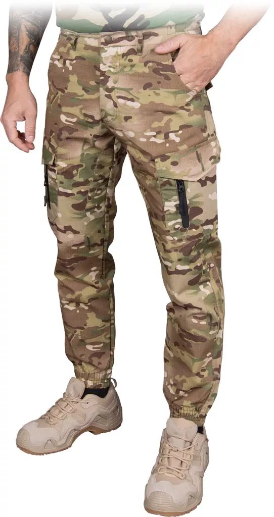 Męskie spodnie bojówki moro rip-stop RACK, model Tactical Guard RANT. Spodnie ochronne z wieloma kieszeniami, wykonane z wytrzymałego materiału w kamuflażu. Elastyczne mankiety i szlufki na pasek.