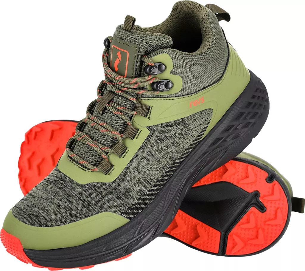 Męskie buty trekkingowe ETNA w kolorze khaki z czarną podeszwą i czerwonym spodem. Model wysokocięty z sznurowadłami i zamszowymi wstawkami. Wytrzymała i solidna konstrukcja.