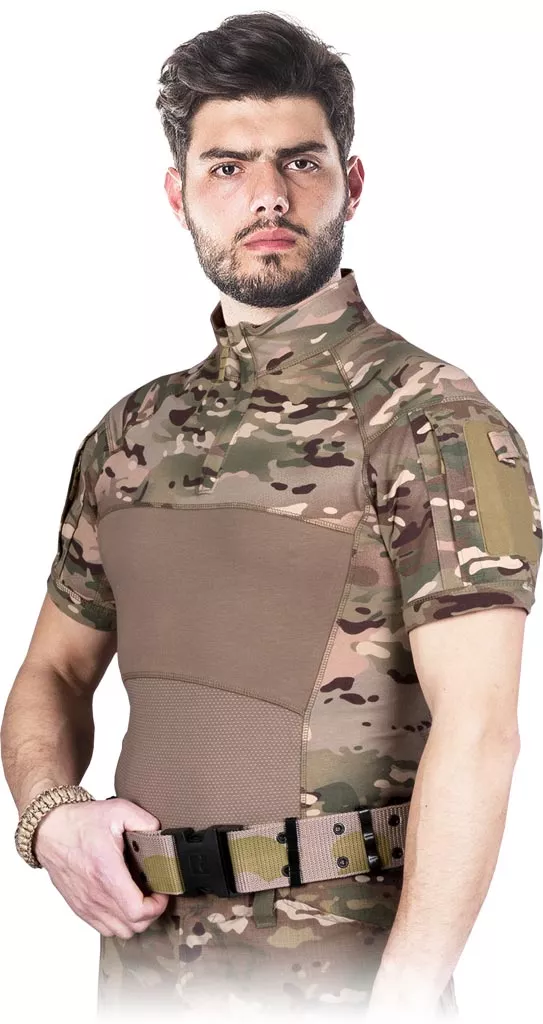 Męska elastyczna koszulka taktyczna Tactical Guard OSPREY w kamuflażu moro, z krótkim rękawem i kieszeniami na ramionach. Materiał dopasowany, zapewniający wygodę i swobodę ruchów.