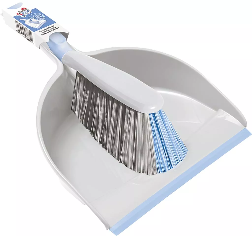 Szara szufelka z białymi oraz niebieskimi elementami, dołączona jest do niej zmiotka z metaliczną rączką i szarymi włosiem, ozdobionym niebieskimi pasami.