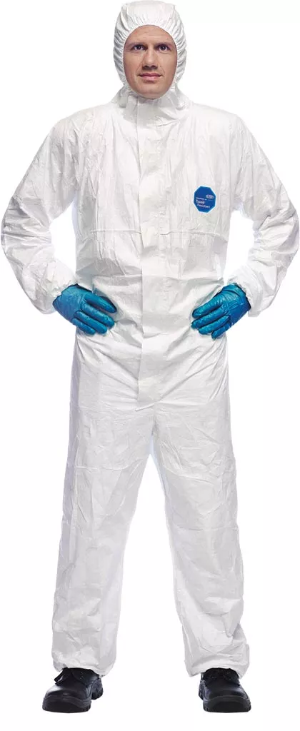 Kombinezon ochronny TYVEK®500 XPERT, kolor biały, z elastycznymi mankietami przy nadgarstkach i kostkach, zamkiem z przodu oraz wzmocnieniami w okolicach bioder.