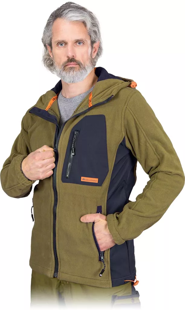 Bluza z polaru ochronna w kolorze oliwkowym z kontrastującymi pomarańczowymi elementami. Posiada wielokieszeniowy design, w tym jedną zapinaną na suwak kieszeń na piersi.