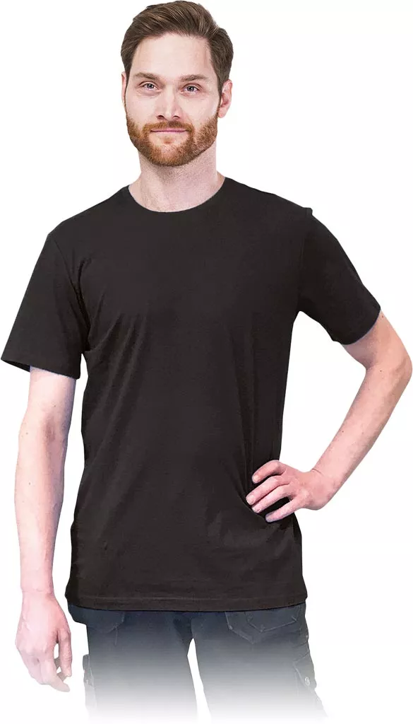 Czarny męski T-shirt o wydłużonym kroju LONG, z krótkim rękawem i okrągłym dekoltem. Wykonany z gładkiego materiału, prosty i jednolity.