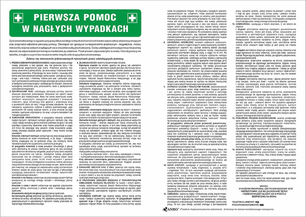 Znak przedstawia instrukcję pierwszej pomocy w nagłych wypadkach, zawierającą szczegółowe wskazówki i procedury BHP dotyczące udzielania pomocy poszkodowanym. Tekst podzielony jest na trzy kolumny.