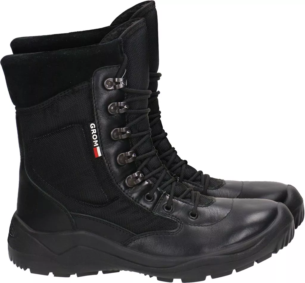 Buty taktyczne militarne GROM 1138 w kolorze czarnym, wykonane z wytrzymałych materiałów, z wysoką cholewką i solidnym sznurowaniem zapewniającym stabilność stopy. Przeznaczone do użytku wojskowego.