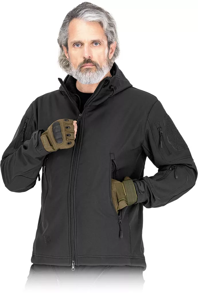 Czarna, męska kurtka taktyczna softshell Tactical Guard MOSS z membraną, zamkiem błyskawicznym i kieszeniami. Wyposażona w panele z rzepami na ramionach. Model z kapturem, chroniący przed wiatrem i chłodem.