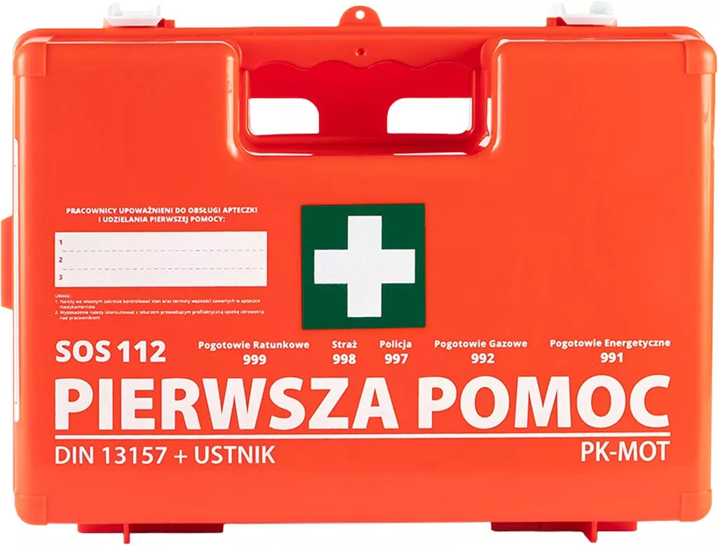 Czerwona przenośna apteczka pierwszej pomocy z białym krzyżem. Ma napisy 