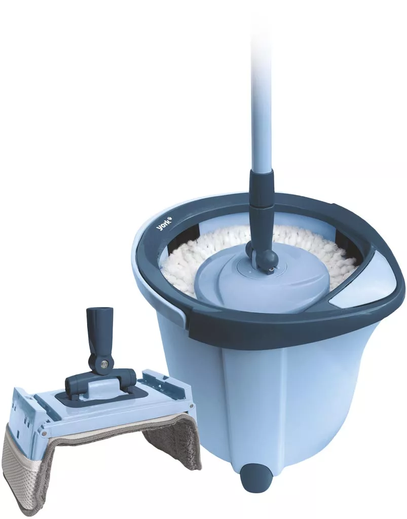Na obrazku widoczny jest mop obrotowy SPECIAL z niebieskim wiadrem. Wiadro ma wbudowaną funkcję odwirowywania i jest wyposażone w pedał do obsługi mechanizmu. Mop posiada białą nakładkę czyszczącą.