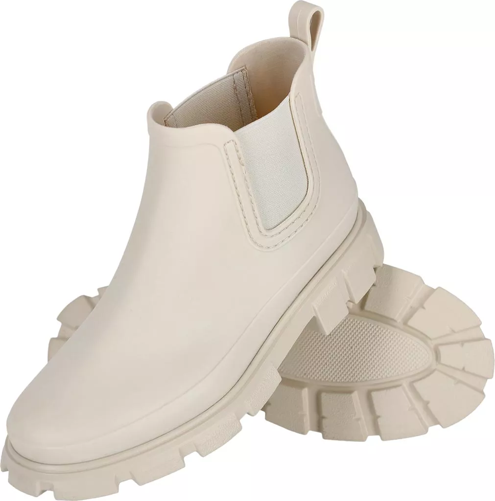 Buty krótkie, damskie z PVC, w kolorze jasnobrązowym. Posiadają elastyczną wkładkę na boku i grubą, żłobioną podeszwę.