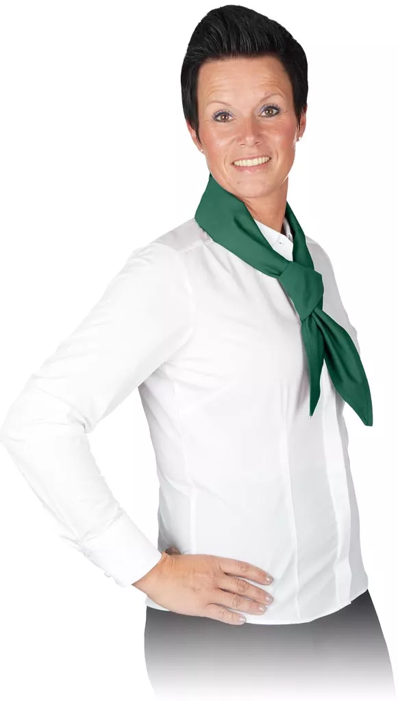 Zielony szalik piekarza zawiązany wokół szyi.