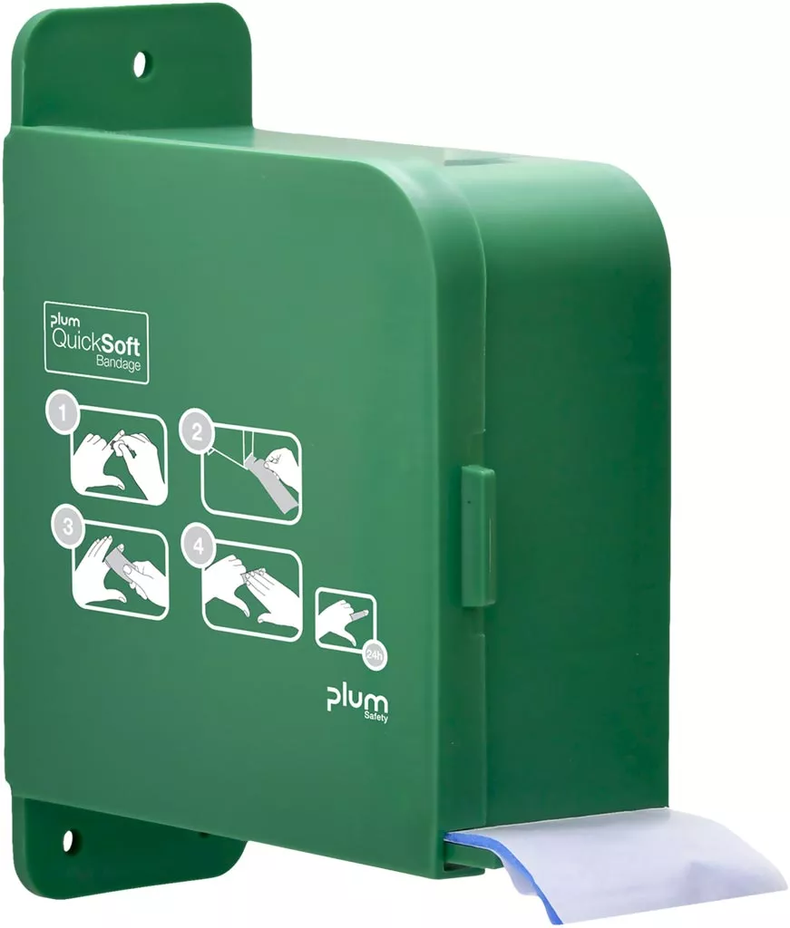 Zielony dyspenser QuickSoft marki Plum, przeznaczony do wydawania bandaża. Na obudowie umieszczone są instrukcje użytkowania prezentujące jak prawidłowo nakładać bandaż.