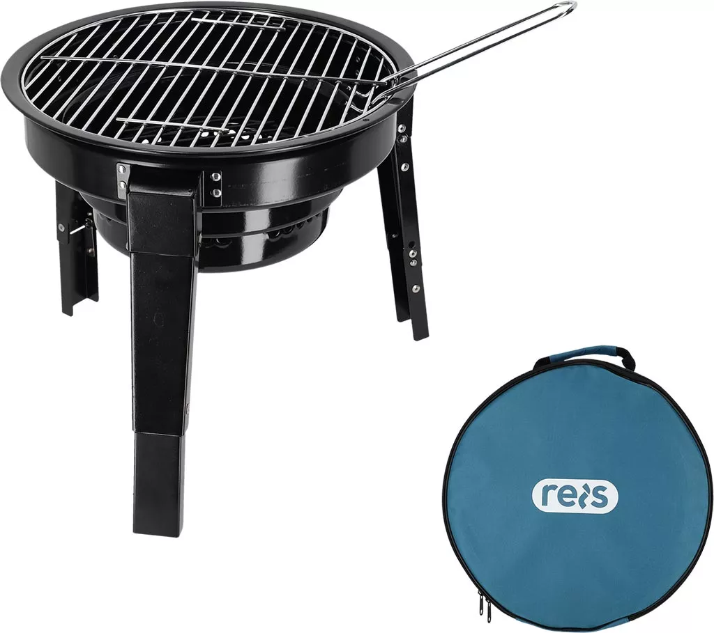 Składany grill turystyczny Tactical Guard BBQ z metalową kratką i trzema składanymi nogami, zapakowany w niebieską torbę transportową. Idealny do użytku outdoorowego i łatwy do przenoszenia.