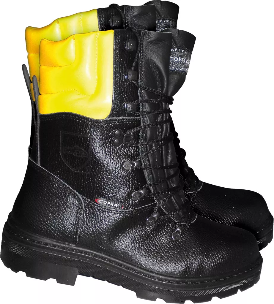 Czarne, wysokie buty robocze z żółtymi elementami w górnej części. Posiadają sznurowanie i wzmocnioną podeszwę.
