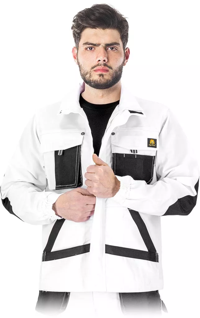 Bluza ochronna OX.05.789 OGR-J, męska, kolor biały z czarnymi elementami. Posiada wiele kieszeni, w tym dwie na piersi z klapkami. Na ramieniu widoczne logo producenta.