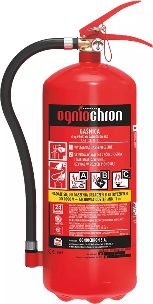 Gaśnica proszkowa 6 kg, model Ogniomron. Przeznaczona do gaszenia pożarów klas A, B i C. Wyposażona w wąż i uchwyt do łatwego użycia. Instrukcje obsługi i symbole bezpieczeństwa na etykiecie.