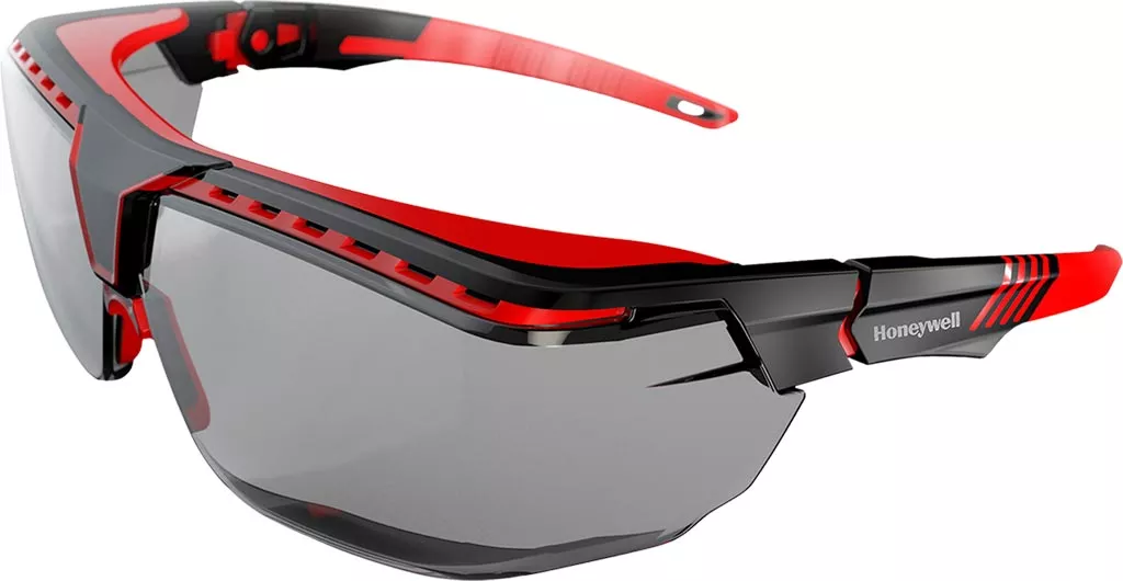 Okulary ochronne Honeywell Avatar™ OTG mają sportowy design z czarno-czerwoną obramówką i przyciemnianymi szybkami. Posiadają regulowane zauszniki oraz dodatkowe otwory wentylacyjne na bokach.