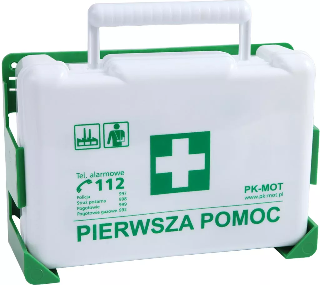 Biała, plastikowa apteczka pierwszej pomocy z zielonymi elementami, zawiera uchwyt do przenoszenia. Na froncie duży czerwony krzyż i napis 
