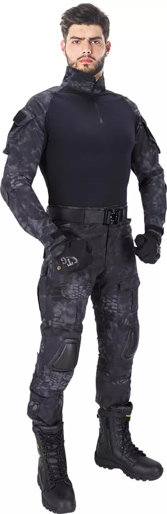 Ubranie taktyczne Tactical Guard PROTECT w czarnym moro urban, składa się z bluzy z zamkiem i spodni do pasa z wieloma kieszeniami i wzmocnieniami na kolanach. Materiał odporny, dopasowany krój.