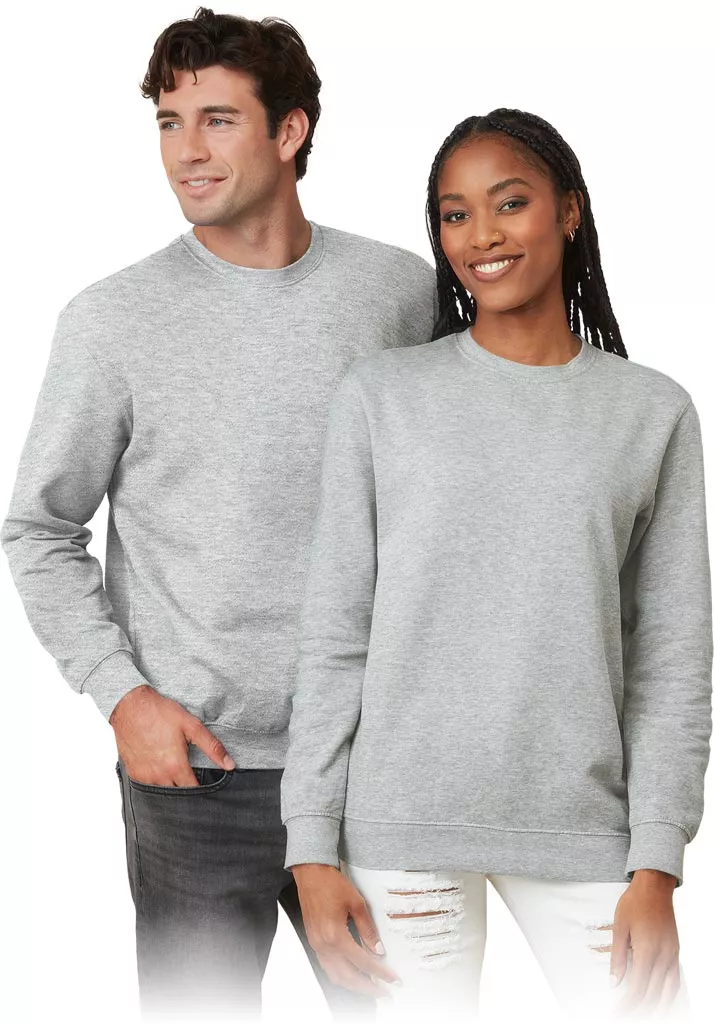 Szara sportowa bluza uniseks ST4000 z okrągłym dekoltem, długimi rękawami i elastycznymi ściągaczami na mankietach i u dołu. Modellka i model prezentują prosty, wygodny fason bluz.