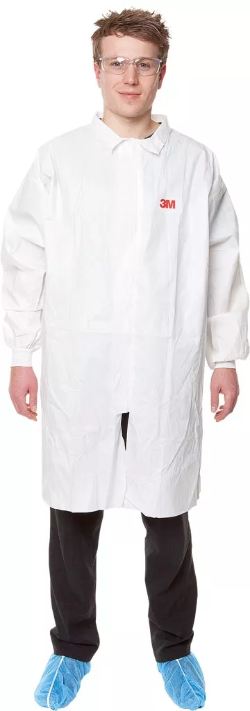 Fartuch laboratoryjny 4440 w kolorze białym, z długimi rękawami i zapinaniem na guziki. Posiada kieszeń na wysokości klatki piersiowej i dodatkowe kieszenie na wysokości bioder.