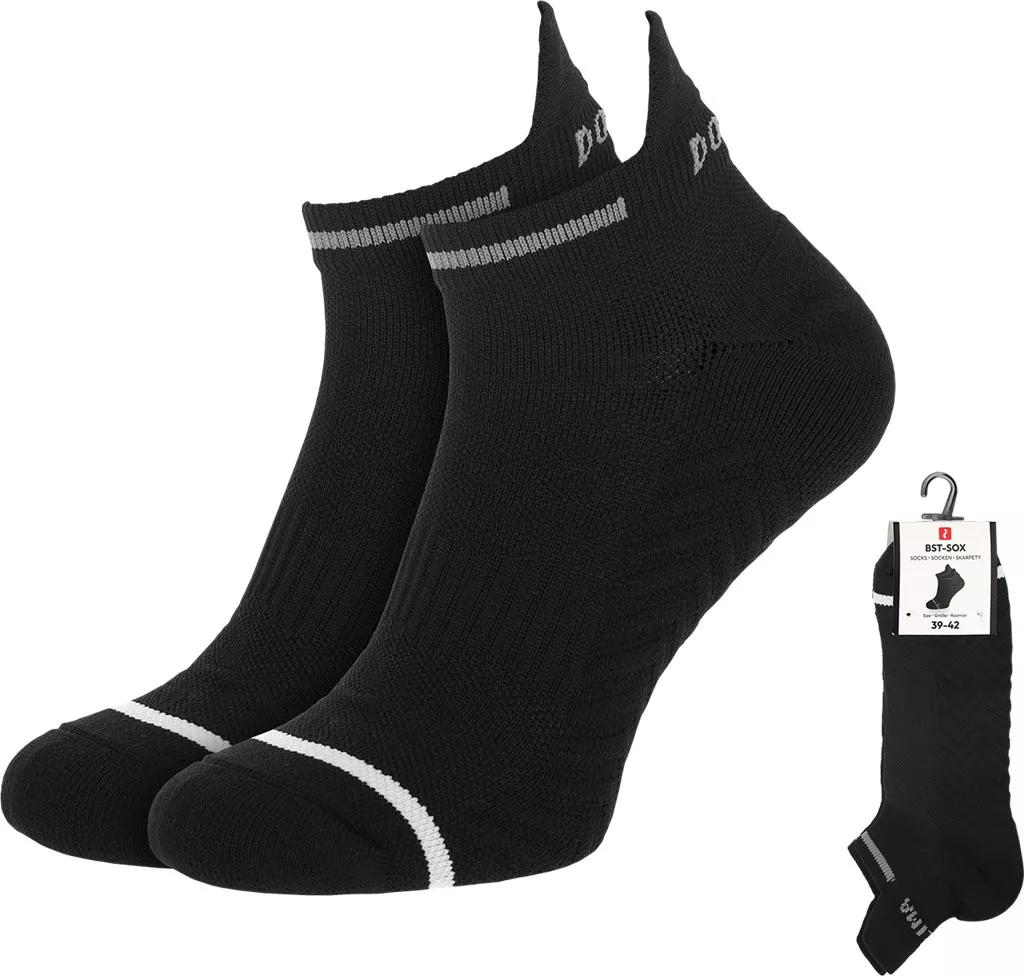 Czarne krótkie skarpetki sportowe SOX z elementami w kontrastowym kolorze na palcach i kostce, wykonane z oddychającego materiału, przeznaczone do aktywności fizycznej.