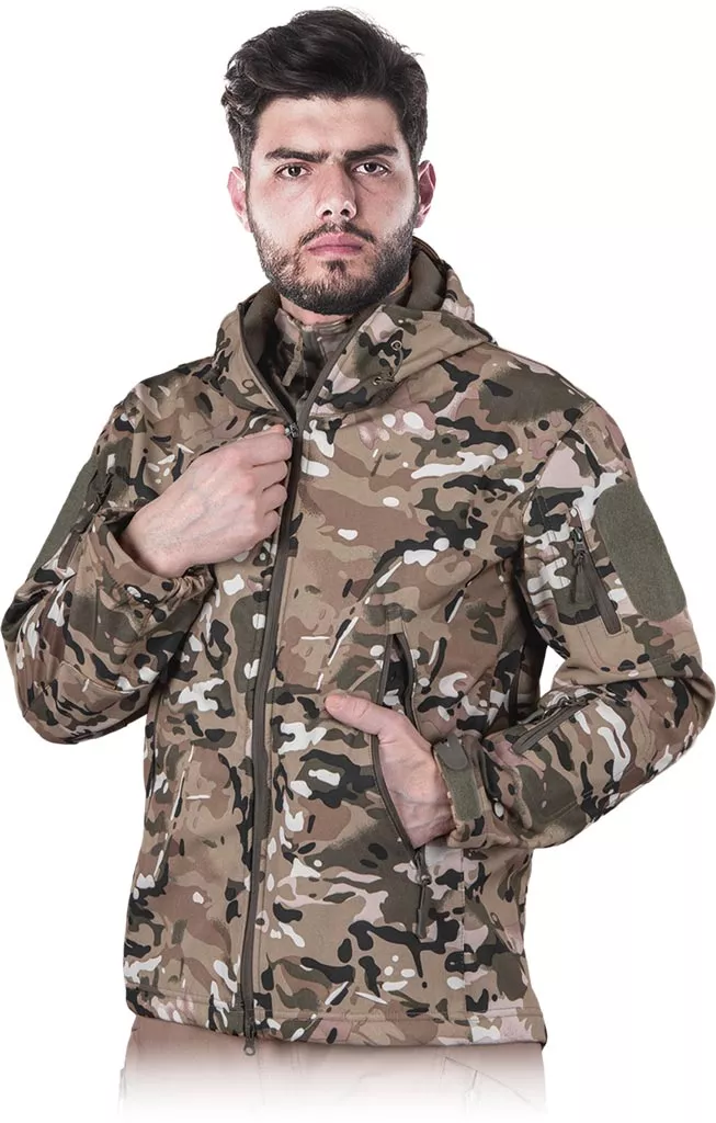 Męska kurtka taktyczna Tactical Guard typu softshell z membraną, w kamuflażu MOSS. Wyposażona w zamek i kieszenie oraz panele na rzepy na rękawach i klatce piersiowej.
