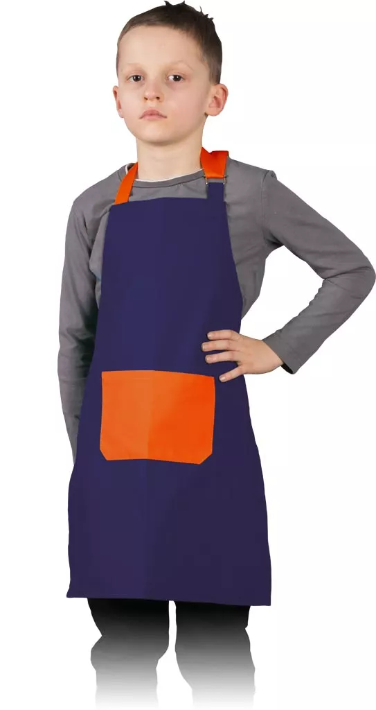 Dziecięcy fartuch przedni w kolorach granatowym i pomarańczowym, z dużą pomarańczową kieszenią na przodzie oraz pomarańczowymi regulowanymi paskami na szyję.