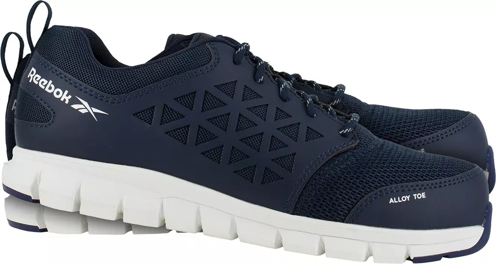 Ciemnoniebieskie półbuty bezpieczne, marki Reebok. Model posiada białą, elastyczną podeszwę oraz wzory w formie trójkątów na boku. Na języku widoczne oznaczenie 