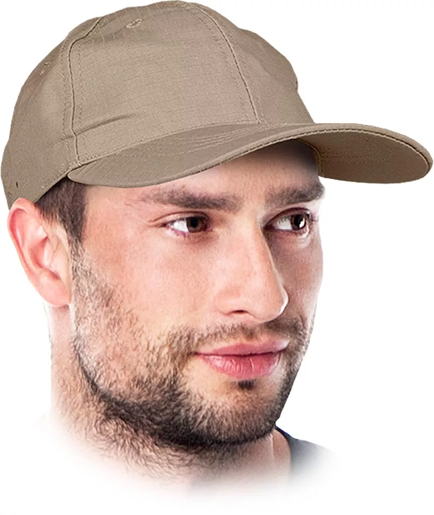 Beżowa czapka z daszkiem Tactical Guard CAP, o prostym, taktycznym kroju, wykonana z jednorodnego materiału, z regulacją z tyłu.