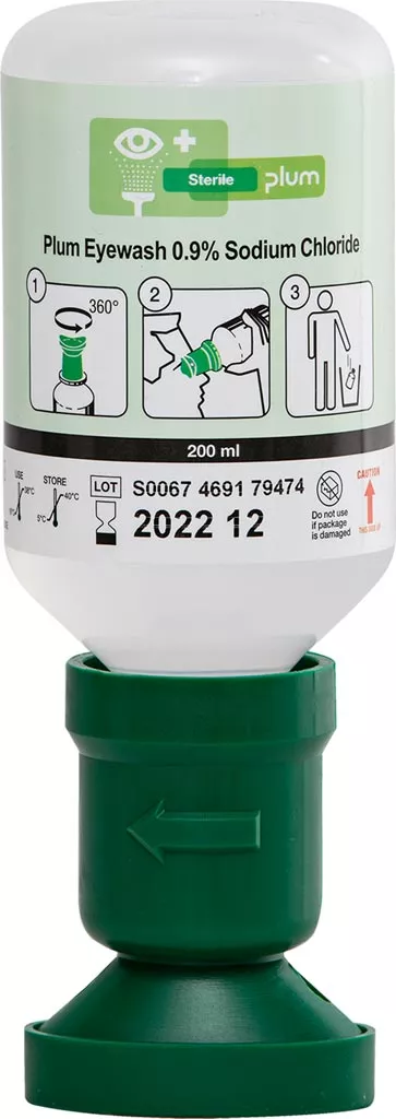 Płyn do płukania oczu Eye Wash, zawiera 0,9% roztwór soli. Opakowanie zielone, z instrukcją ilustracyjną użycia na etykiecie. Data ważności: 2022-12.