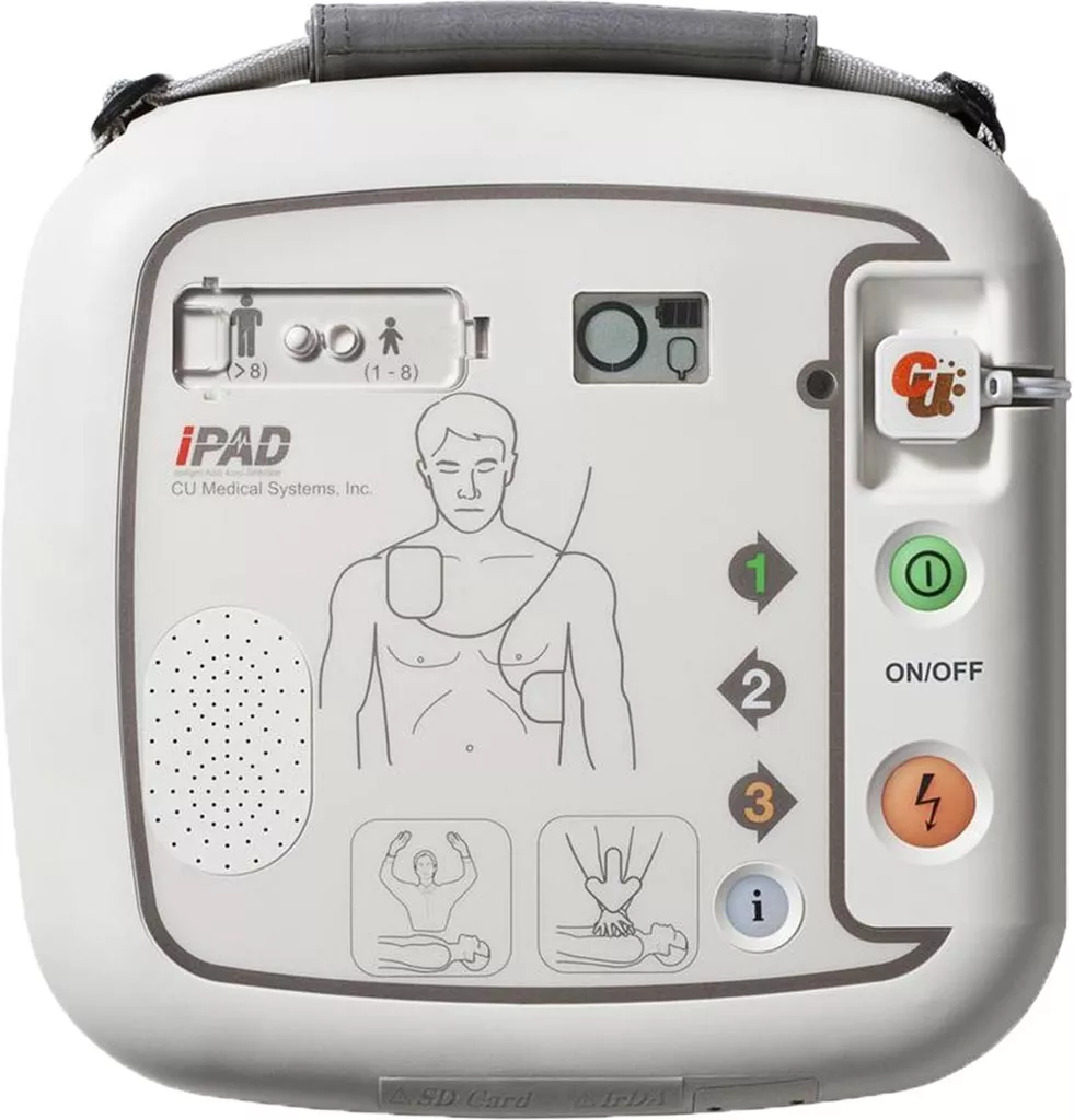 Defibrylator AED iPAD SP1 wyposażony w przyciski funkcyjne, wskaźniki stanu i ilustracyjne instrukcje użycia. Posiada również wbudowany głośnik i uchwyt do przenoszenia.
