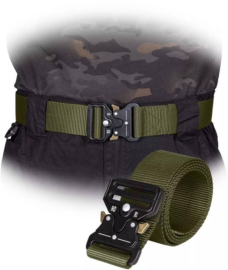 Pasek taktyczny Tactical Guard CRAMP w kolorze zielonym, z szybkozłączną metalową klamrą, wykonany z wytrzymałego materiału, regulowany, przeznaczony do spodni.