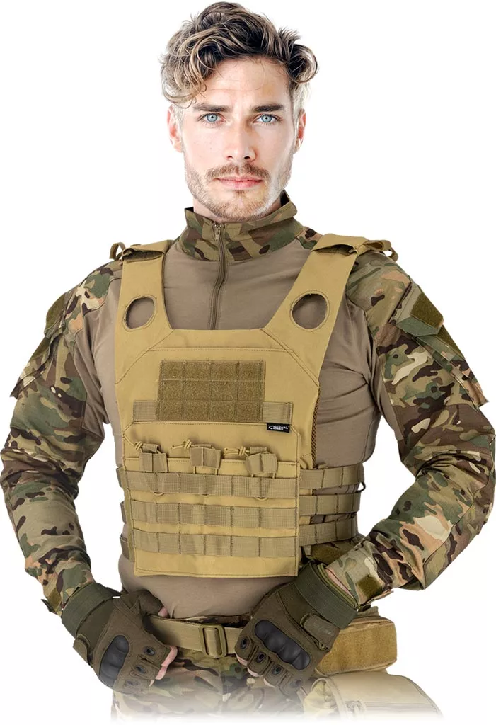 Kamizelka taktyczna Tactical Guard VEST w kolorze piaskowym, z wieloma kieszeniami i systemem Molle, wzmacniana, zapewniająca dodatkową ochronę i funkcjonalność podczas działań wojskowych.