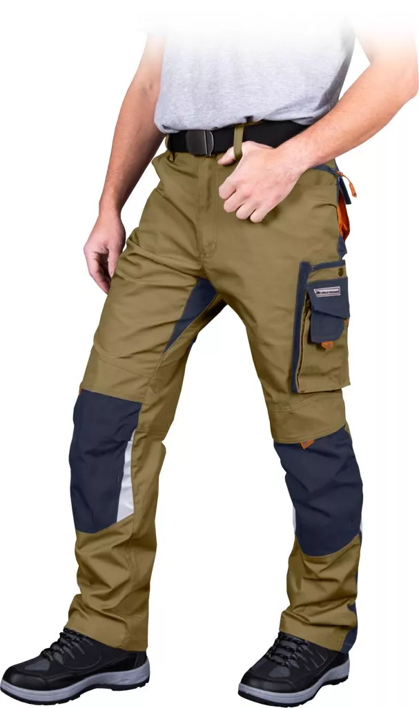 Spodnie ochronne do pasa w kolorze khaki z niebieskimi wstawkami na kolanach. Posiadają wielofunkcyjną kieszeń na prawej nogawce oraz pętle na narzędzia.