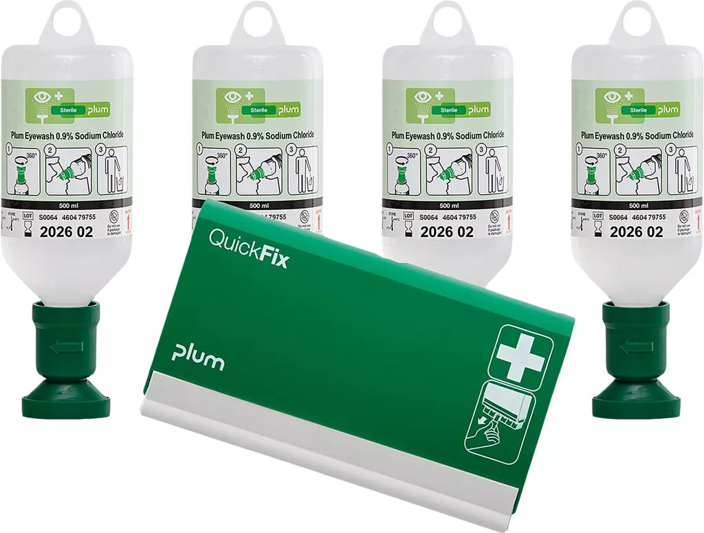 Zestaw do przemywania oczu Plum Eyewash, zawiera 4 butelki po 500 ml roztworu soli fizjologicznej 0,9% NaCl, przeznaczony do szybkiego płukania oczu. Opakowanie zielone z oznaczeniami medycznymi.