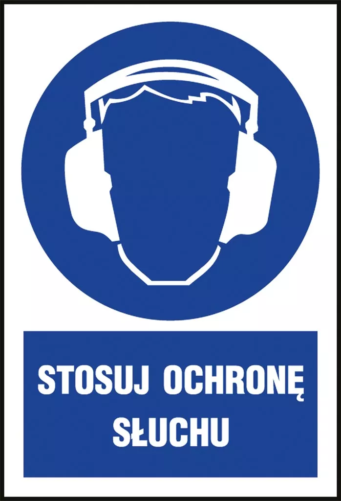 Znak BHP nakazujący stosowanie ochrony słuchu. Biały symbol na niebieskim tle przedstawia głowę z nausznikami ochronnymi. Pod symbolem napis „STOSUJ OCHRONĘ SŁUCHU” w białych literach na niebieskim tle.