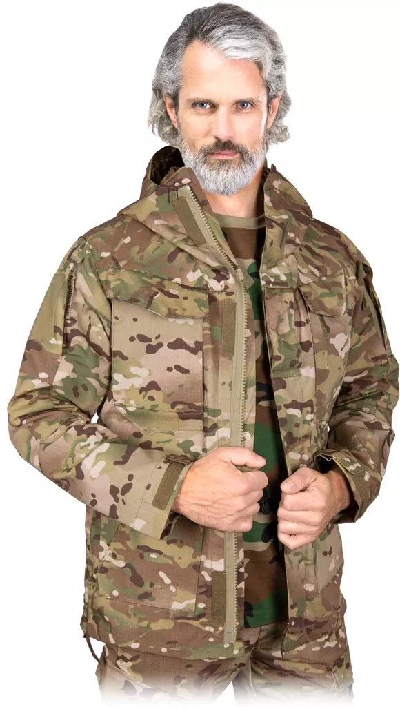Męska kurtka taktyczna Tactical Guard VOLTURE w kamuflażu moro, wykonana z wytrzymałego materiału rip stop, zapewnia wentylację i ochronę podczas aktywności łowieckich.
