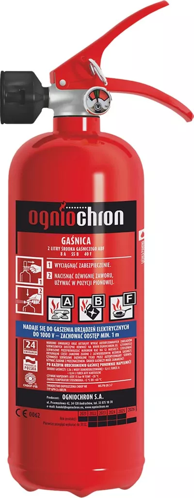 Czerwona gaśnica pianowa o pojemności 2 kg, z etykietą zawierającą instrukcje i symbole bezpieczeństwa. Posiada czarny uchwyt i czerwoną rączkę.