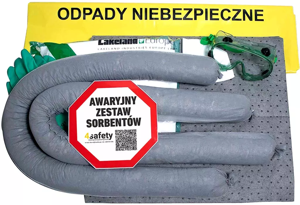 Zestaw zawiera szare sorbenty w kształcie wałków i maty, rękawice oraz worki na odpady niebezpieczne. Opakowanie oznaczone jako 