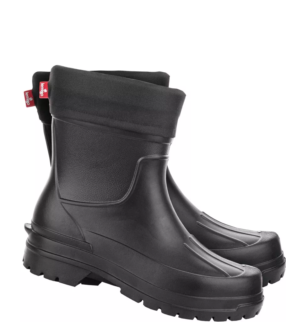 Czarne buty zawodowe wykonane z EVA, model za kostkę z grubą podeszwą i wzmocnieniem na pięcie. Posiadają pętelkę z tyłu ułatwiającą zakładanie.