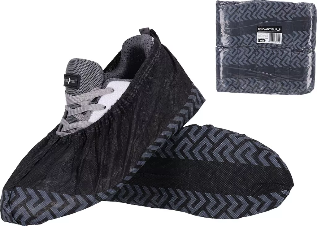 Jednorazowe ochraniacze na buty FIZ-ANTISLIP, 100 sztuk, w kolorze czarnym, z antypoślizgową podeszwą. Zapewniają ochronę obuwia i zwiększają przyczepność. Opakowanie o wymiarach 20x20 cm.