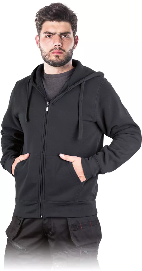 Czarna, męska bluza z kapturem, zapinana na zamek, z kieszeniami typu kangurek, wykonana z dresowego materiału. Model SMOKER.