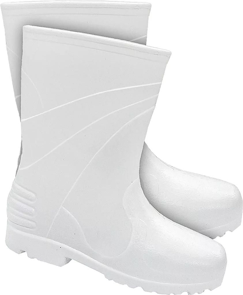 Na obrazie widoczne są białe, gumowe buty robocze o wysokości za kostkę, z wyraźnymi wzmocnieniami na palcach i pięcie oraz ozdobnymi liniami na cholewce.