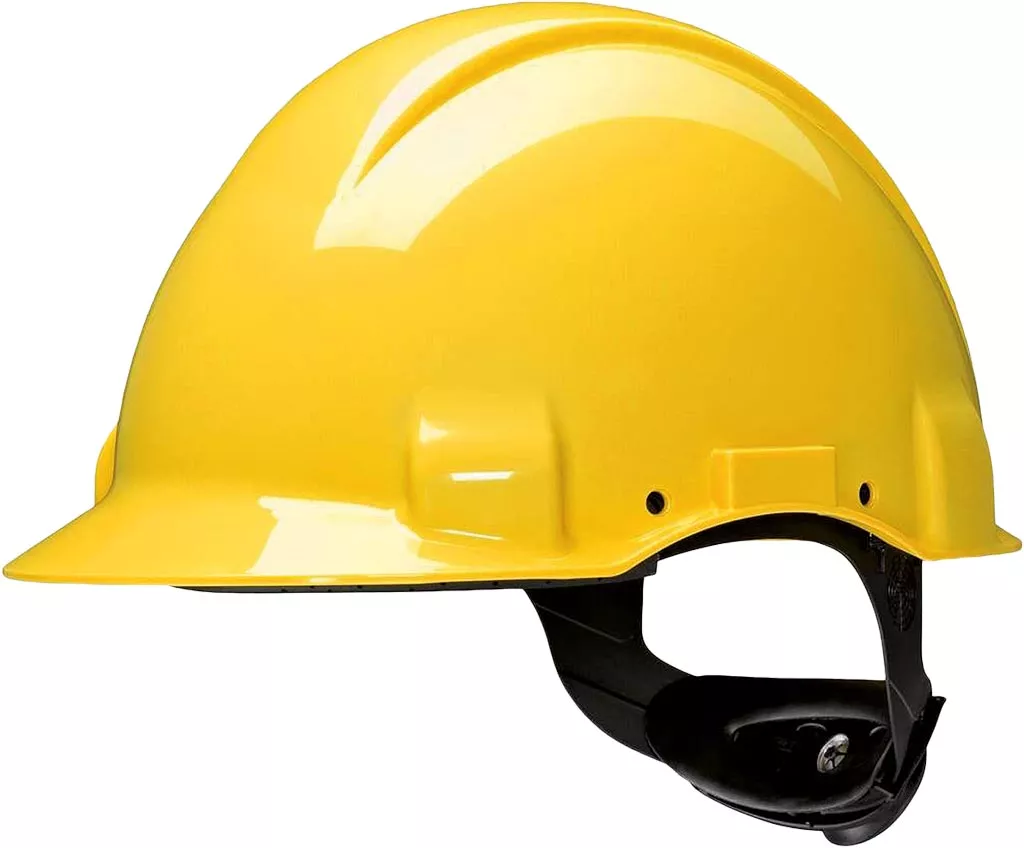 Żółty hełm ochronny wykonany z tworzywa HDPE, zaprojektowany z regulowanym paskiem.