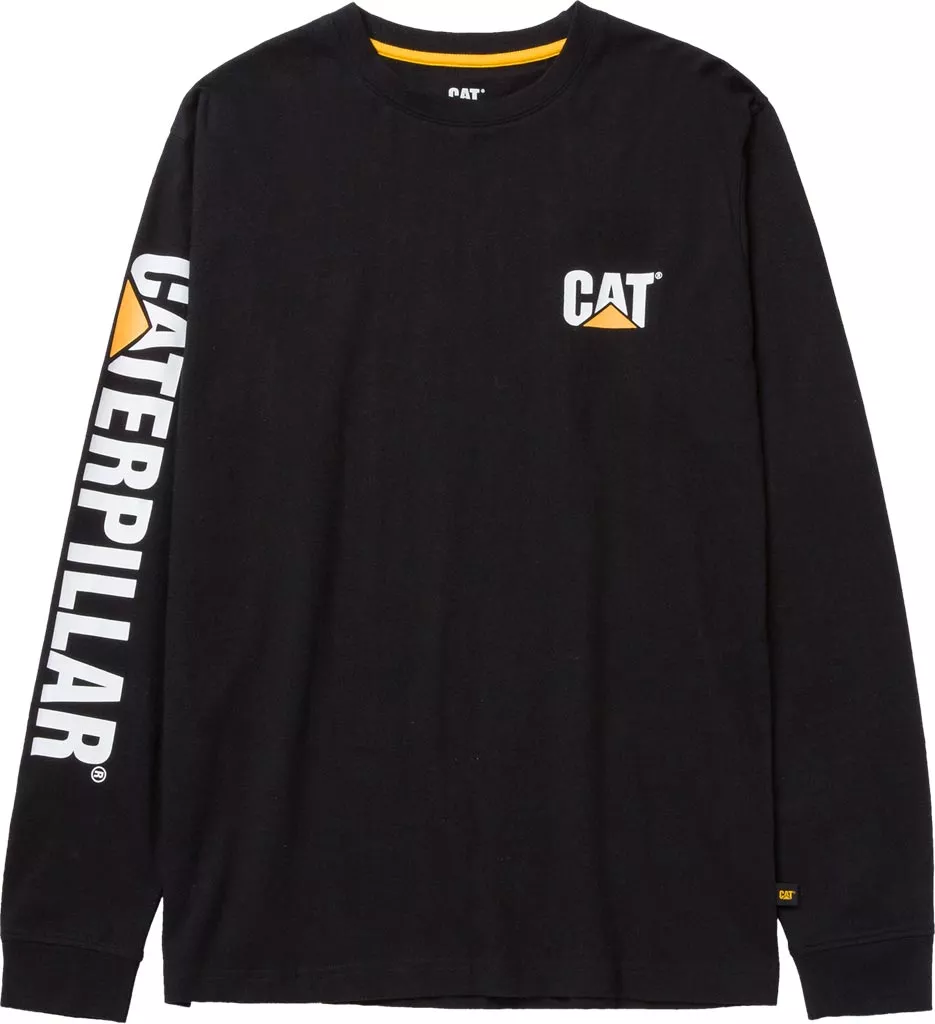 Czarna męska koszulka z długim rękawem CAT. Na lewej piersi logo CAT, na prawym rękawie biały napis CATERPILLAR z pomarańczowym trójkątem. Prosty, klasyczny krój.