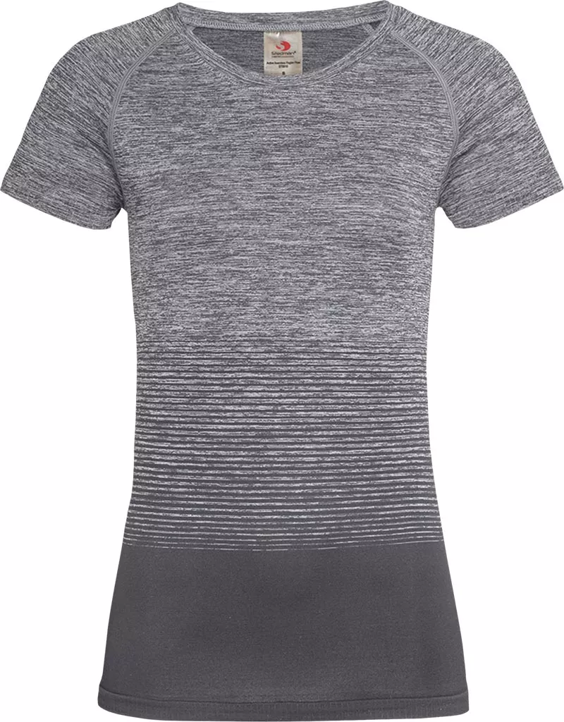 Damska szybkoschnąca koszulka T-shirt w kolorze szarym, model ST8910. Krótki rękaw, dopasowany krój, materiał o gładkim i lekko melanżowym wzorze, dolna część jednolita.